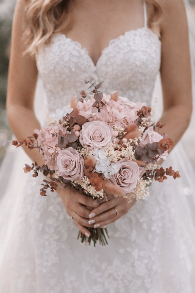 découvrez nos styles élégants de bouquets mariée blanc et rose, ainsi que des conseils pour choisir la composition parfaite pour votre grand jour.