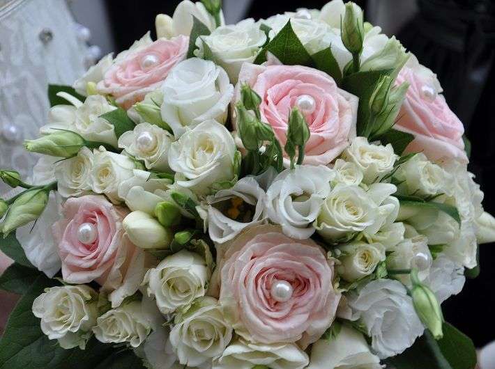 découvrez nos styles élégants de bouquets de mariée blancs et roses, ainsi que des conseils pratiques pour choisir la composition parfaite pour votre grand jour.