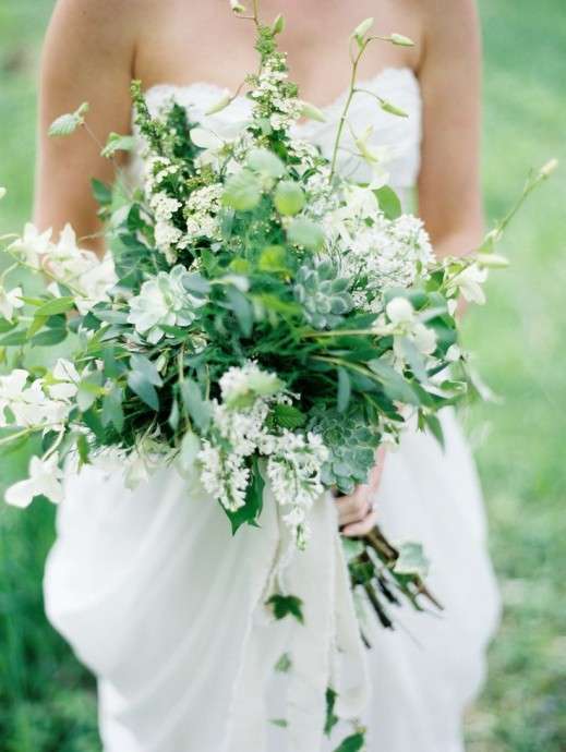découvrez notre bouquet de mariée élégant alliant vert et blanc pour une touche naturelle et raffinée le jour de votre mariage.