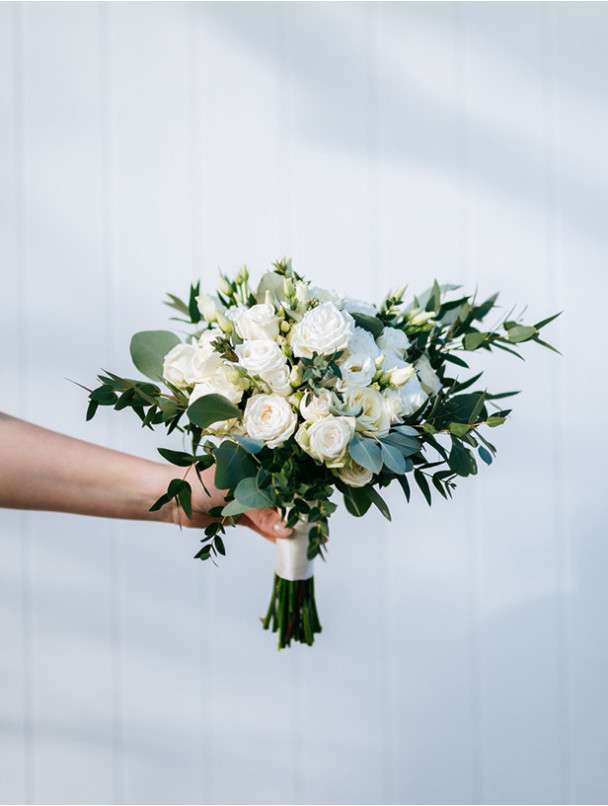 découvrez un bouquet de mariée vert et blanc, élégant et naturel, idéal pour sublimer votre mariage avec une touche de fraîcheur et de simplicité.