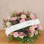 Choisir un coussin de fleurs deuil adapté pour rendre hommage avec élégance