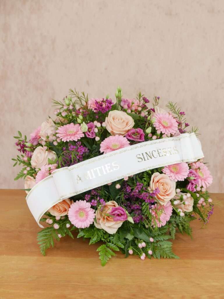 découvrez notre coussin fleurs deuil élégant, une composition florale raffinée pour exprimer vos condoléances avec délicatesse et respect.