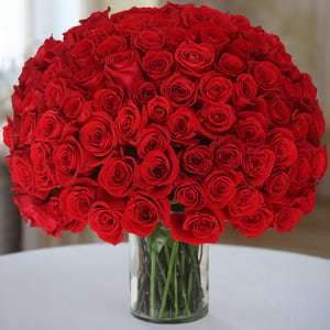 offrez un bouquet de 100 roses pour une occasion spéciale et faites une impression inoubliable avec ce cadeau élégant et romantique.