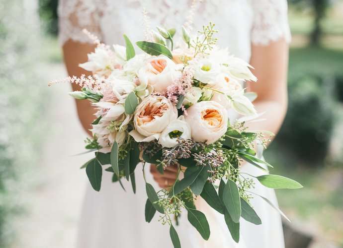 découvrez nos conseils pour choisir un bouquet de mariée élégant qui sublimera votre tenue le jour j.