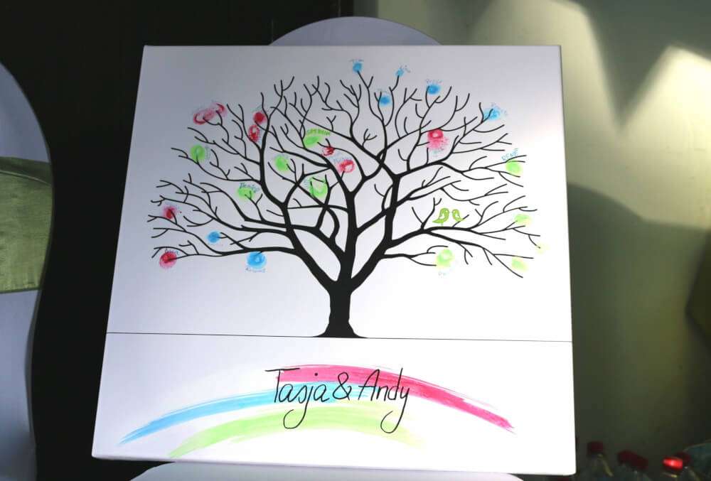 découvrez comment créer un arbre empreinte unique pour votre mariage, un souvenir original et personnalisé où vos invités laissent leurs empreintes en guise de feuille.