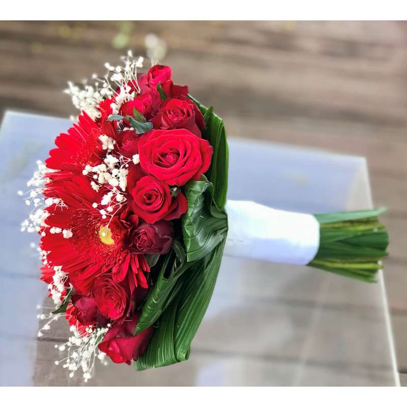 découvrez notre sélection élégante de bouquets de mariée rouge et blanc, alliant passion et pureté pour sublimer votre journée spéciale.