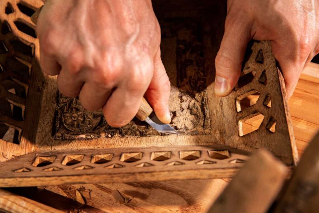 découvrez l'univers des métiers d'art et de l'artisanat, où passion et savoir-faire se rencontrent pour créer des pièces uniques et authentiques.
