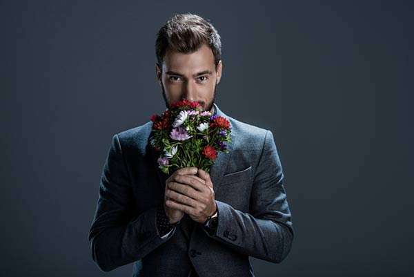 découvrez nos conseils pour offrir des fleurs à un homme avec style et originalité, et choisissez le bouquet parfait selon ses goûts.