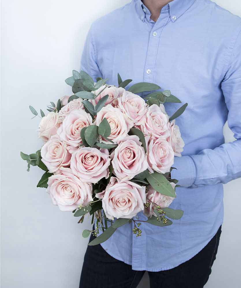 découvrez nos conseils pour offrir des fleurs à un homme, choisir les meilleures variétés et faire plaisir avec un bouquet adapté à ses goûts.