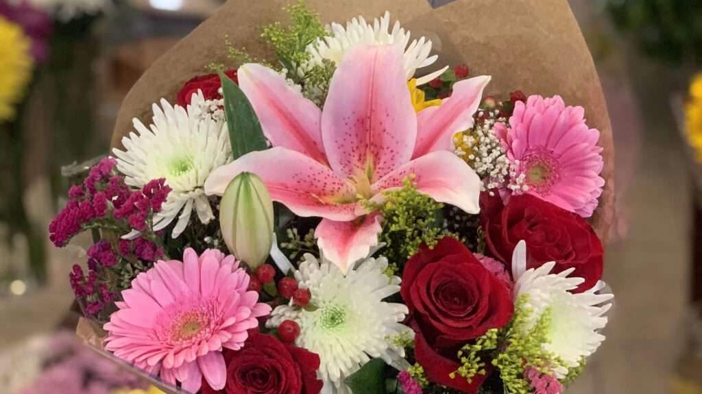 découvrez notre magnifique bouquet de fleurs fraîches, parfait pour toutes les occasions. offrez un cadeau coloré et parfumé qui saura toucher le cœur.