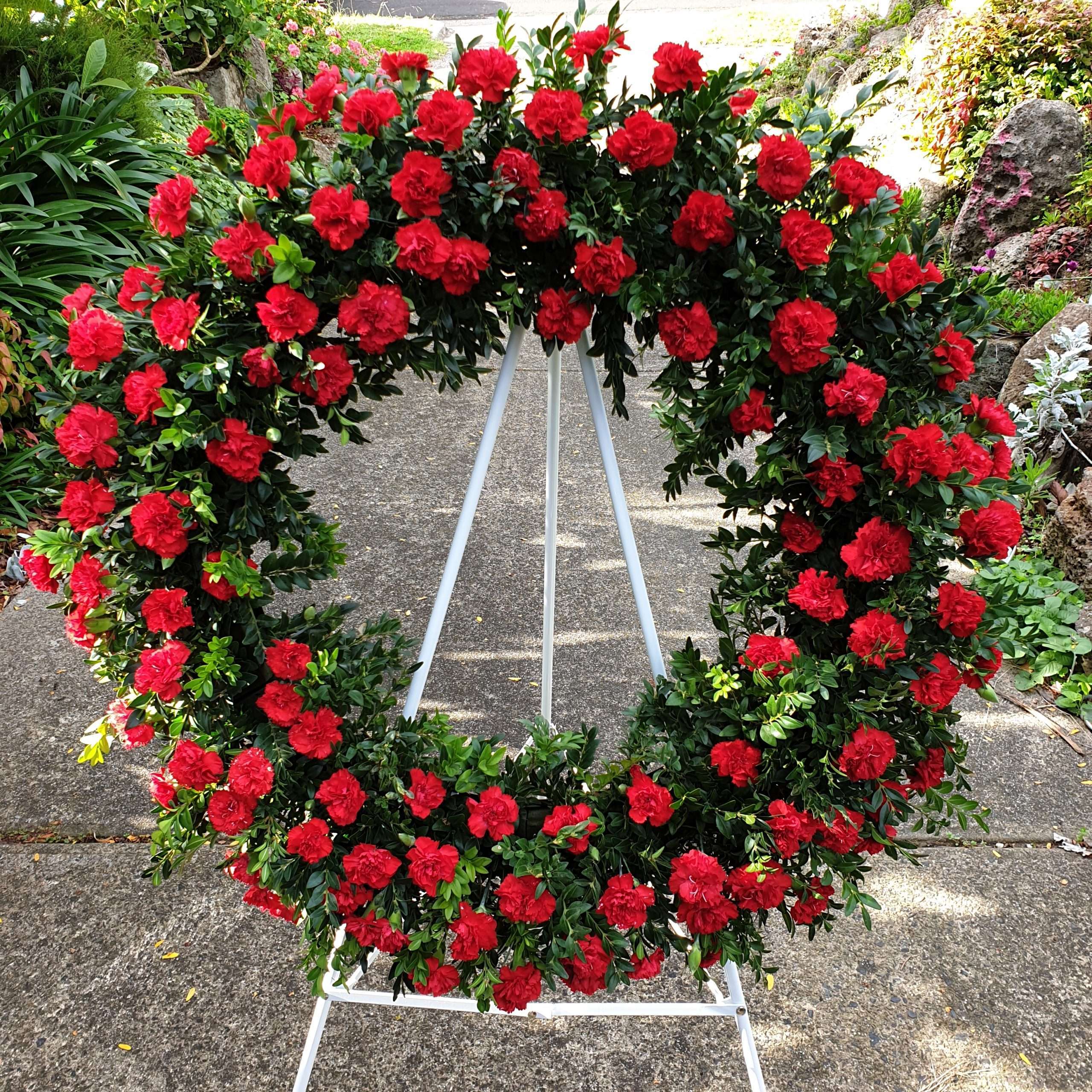 couronne de fleurs funéraires élégante et respectueuse, conçue pour honorer la mémoire de vos proches avec beauté et sérénité.