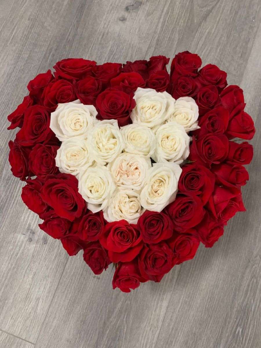 découvrez notre bouquet de fleurs en forme de cœur, parfait pour exprimer votre amour avec élégance et originalité.