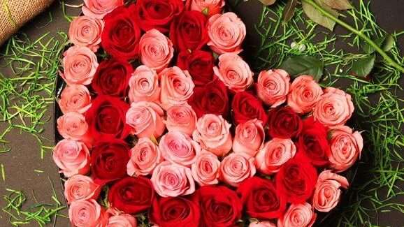 découvrez notre bouquet de fleurs en forme de cœur, parfait pour exprimer vos sentiments avec élégance et finesse.
