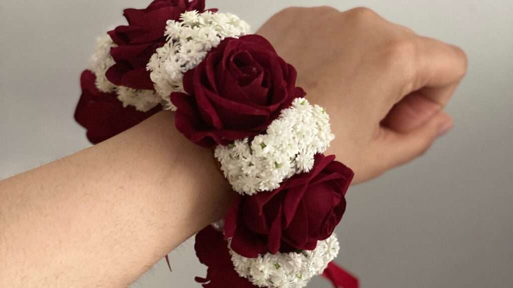 découvrez notre bracelet floral de mariage, une élégante décoration pour vos poignets qui apporte une touche naturelle et raffinée à votre tenue nuptiale.