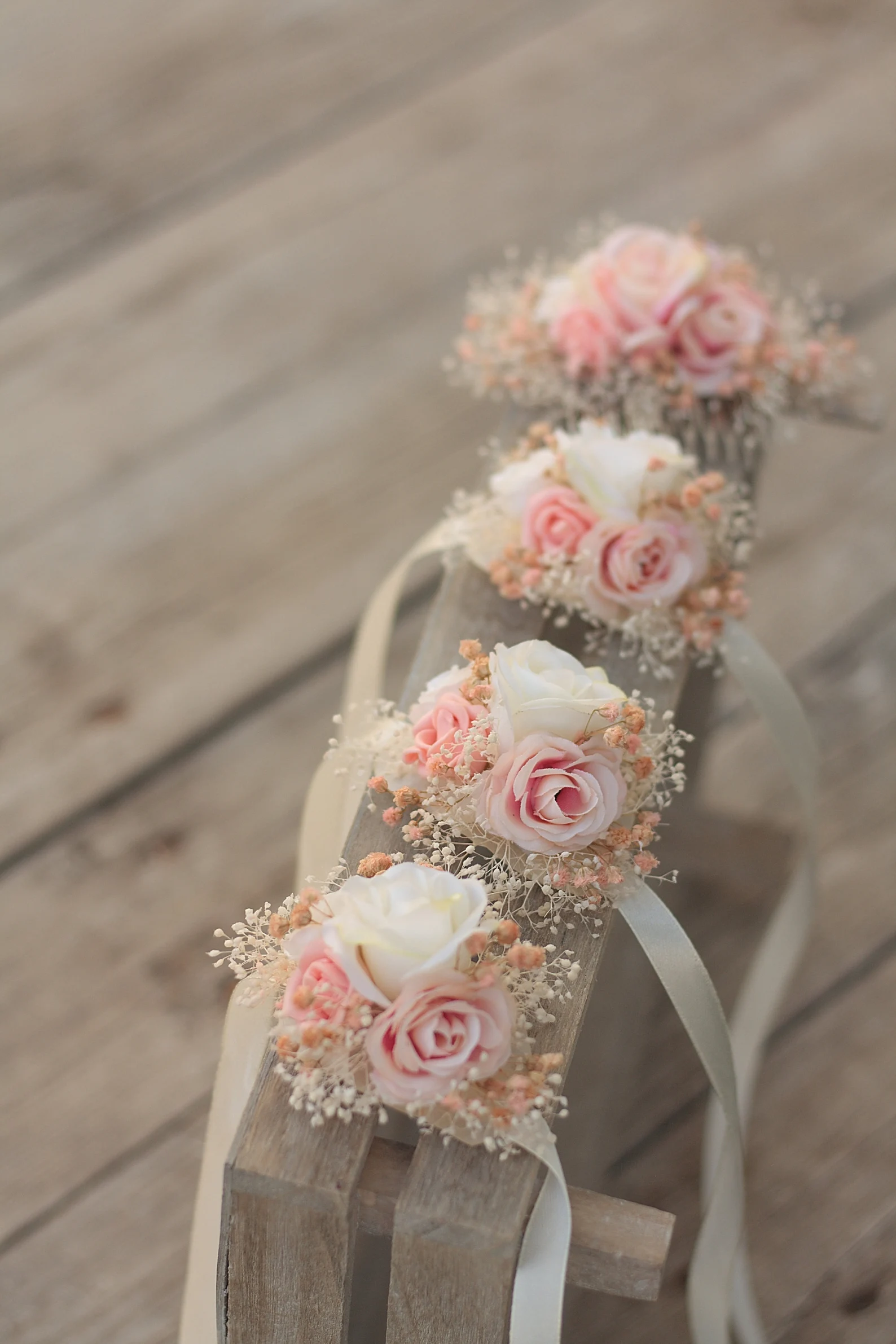 bracelet floral pour mariage, un accessoire élégant et délicat qui sublime votre tenue le jour j avec des fleurs fraîches ou artificielles, parfait pour un style romantique et naturel.