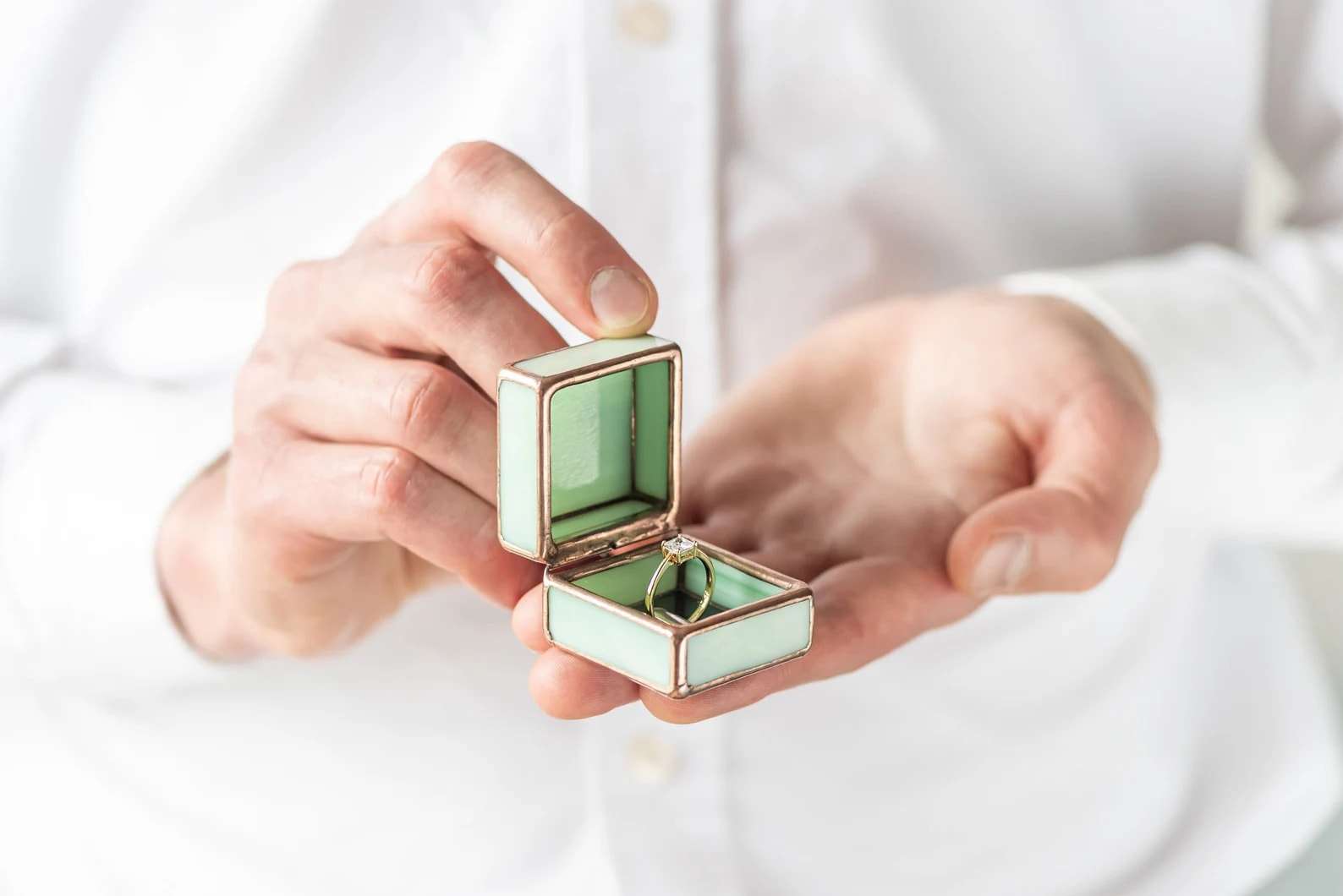 boîte à alliances élégante et sécurisée pour conserver vos bagues de mariage avec style et protection.