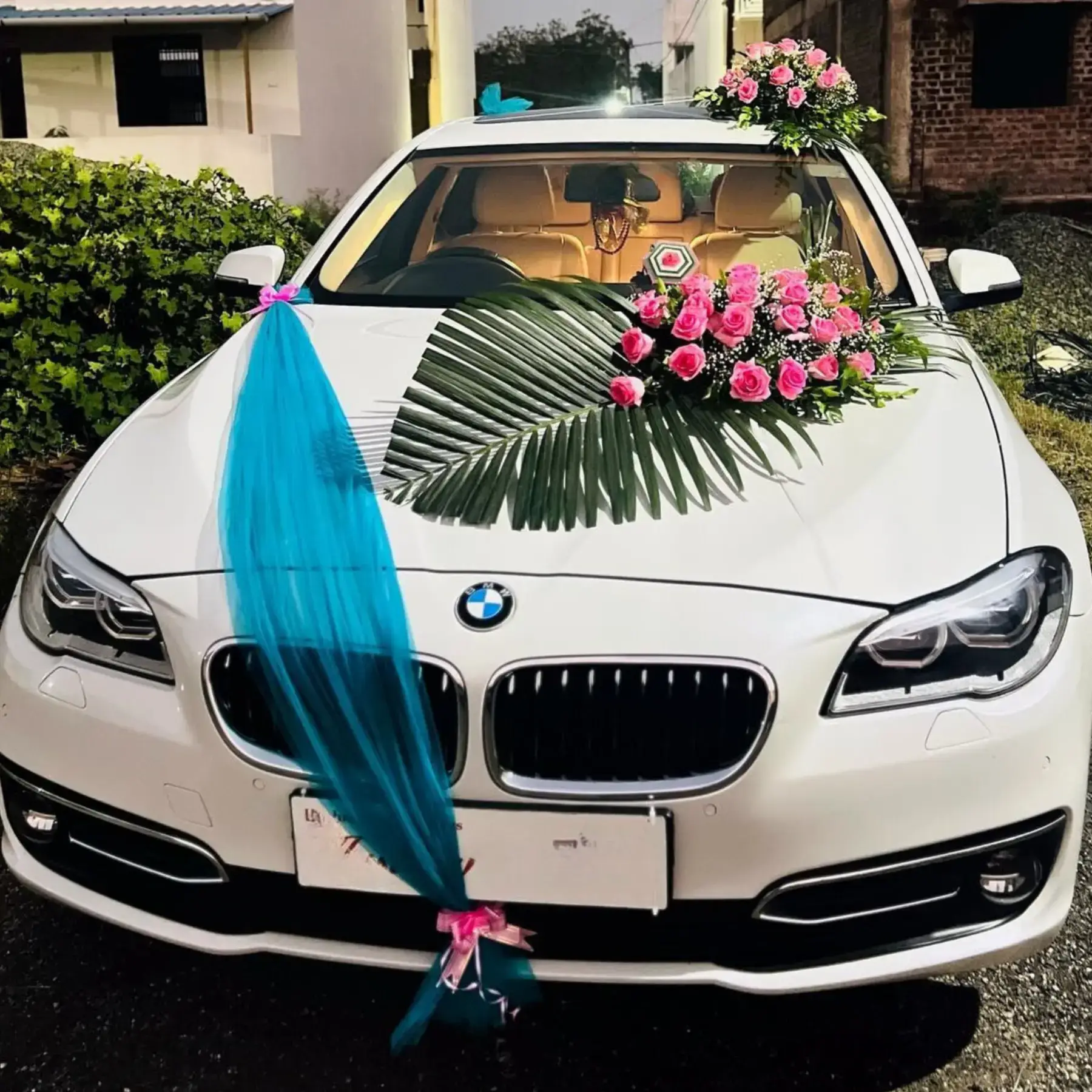 découvrez nos décorations élégantes pour voiture de mariage, pour rendre votre trajet inoubliable et plein de charme le jour j.