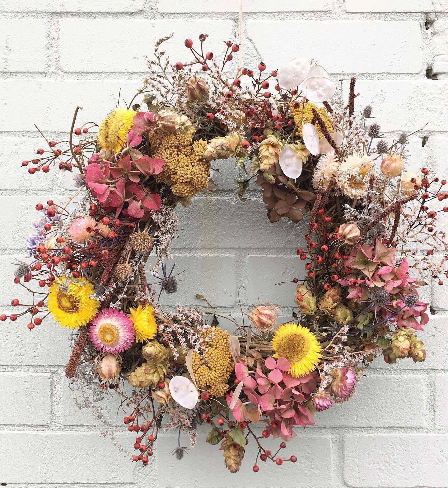 découvrez notre couronne de fleurs séchées, une décoration naturelle et élégante idéale pour sublimer votre intérieur avec une touche durable et authentique.
