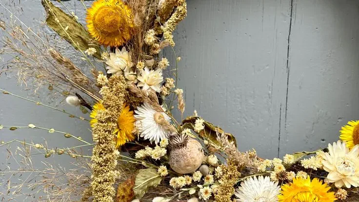 découvrez notre couronne de fleurs séchées, une décoration élégante et durable pour embellir votre intérieur avec une touche naturelle.