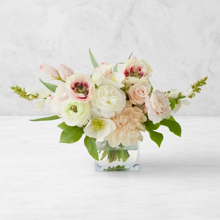 découvrez notre élégant petit arrangement floral, parfait pour apporter une touche de fraîcheur et de charme délicat à votre intérieur.