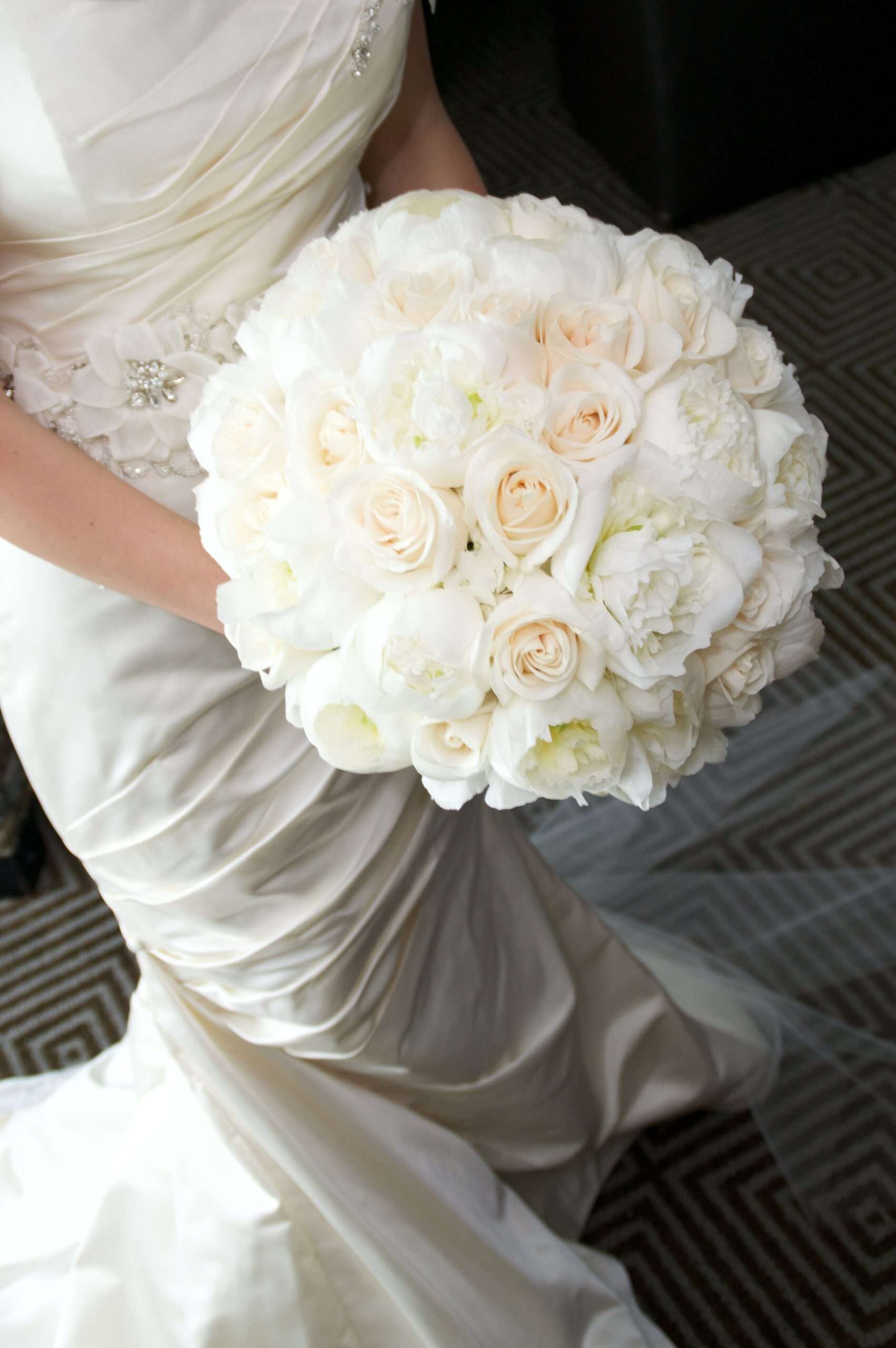 découvrez notre bouquet de mariée rond, élégant et intemporel, parfait pour sublimer votre jour de mariage avec harmonie et douceur.