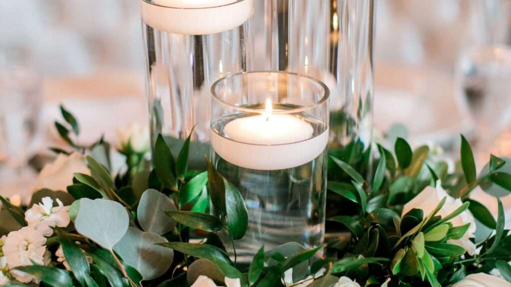 découvrez nos magnifiques compositions florales pour centres de table de mariage, idéales pour sublimer votre décoration et créer une ambiance élégante et romantique lors de votre grand jour.