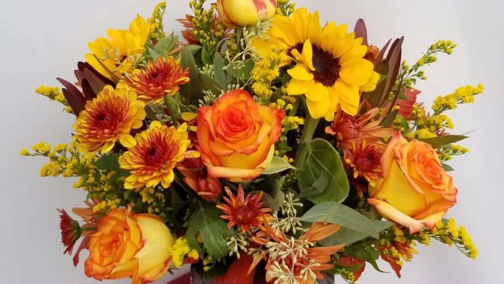 découvrez notre bouquet de fleurs d'automne, une composition élégante aux couleurs chaudes pour égayer votre intérieur avec la magie de la saison.