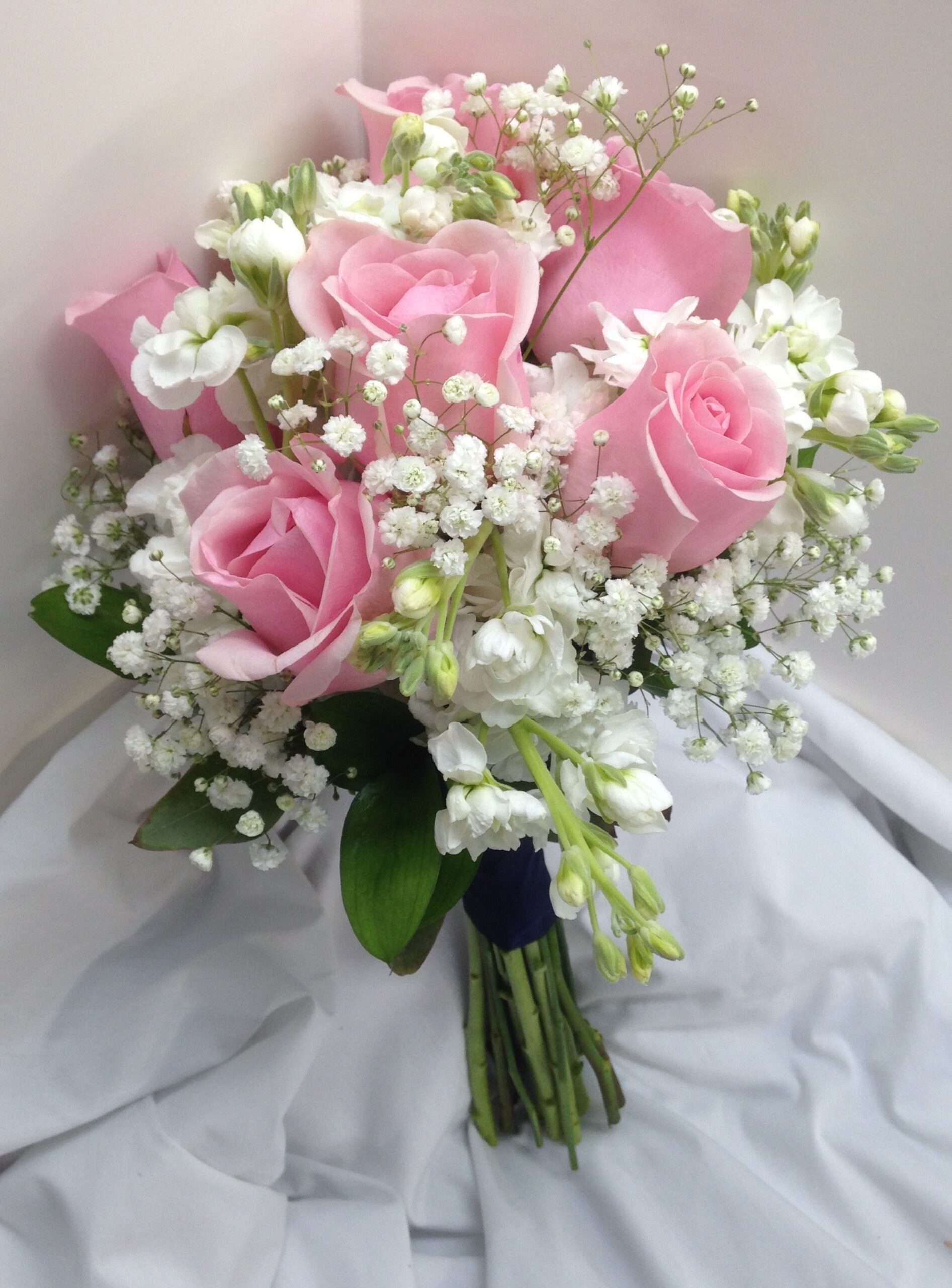 découvrez notre magnifique bouquet de fleurs fraîches, idéal pour toutes les occasions. offrez un cadeau coloré et parfumé qui ravira vos proches.