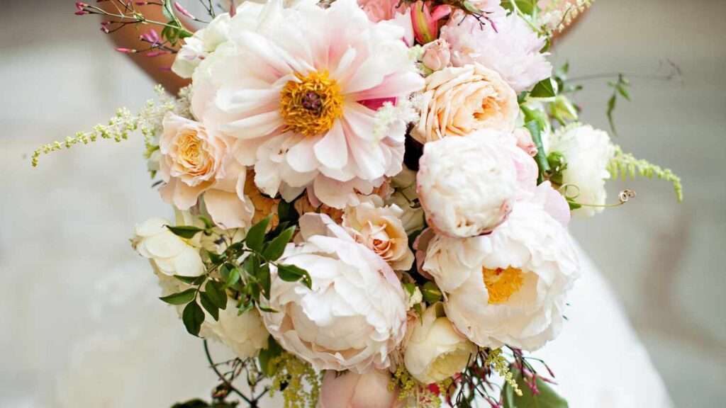 découvrez notre magnifique bouquet de fleurs fraîches, parfait pour toutes les occasions. apportez couleur et fraîcheur avec nos compositions florales élégantes.
