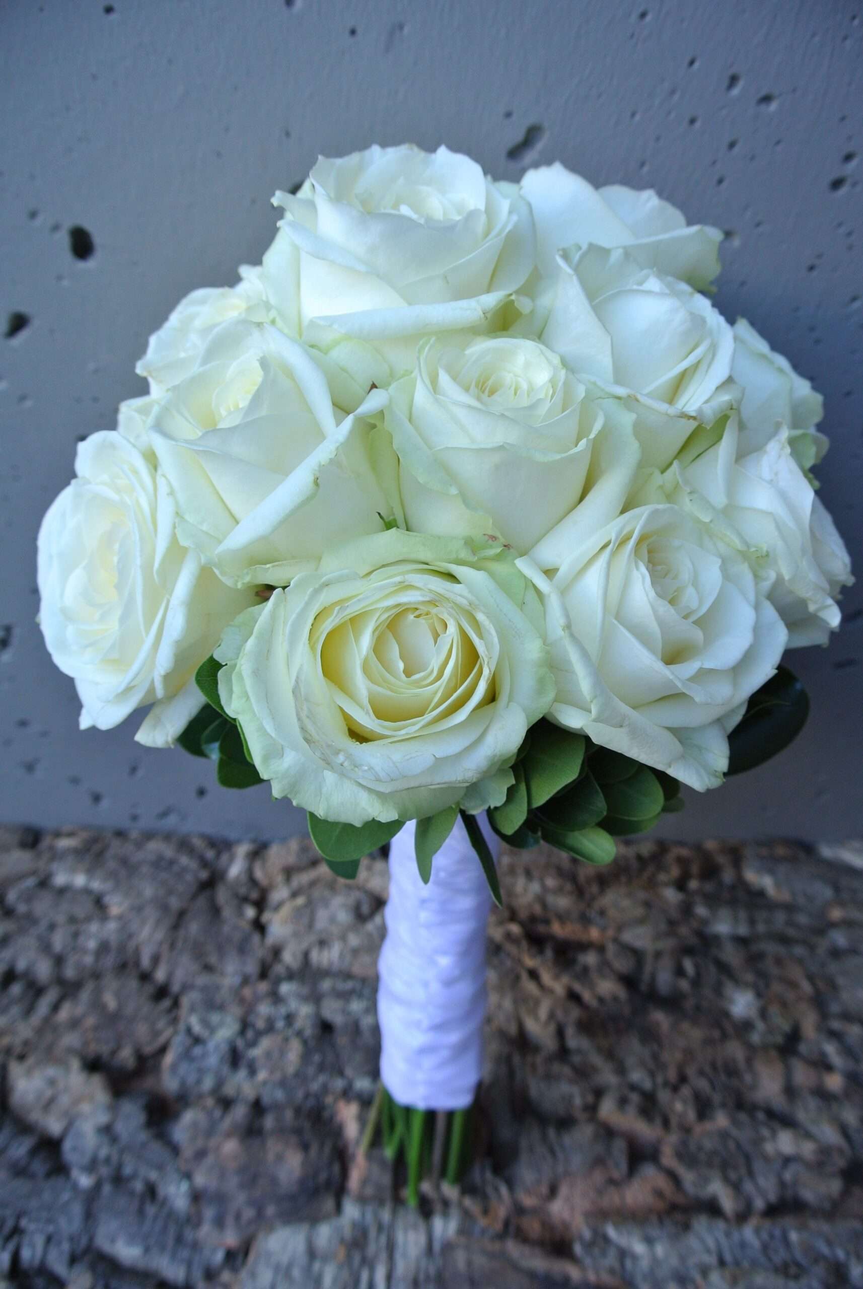découvrez notre bouquet de roses blanches, symbole d'élégance et de pureté, parfait pour toutes les occasions spéciales.